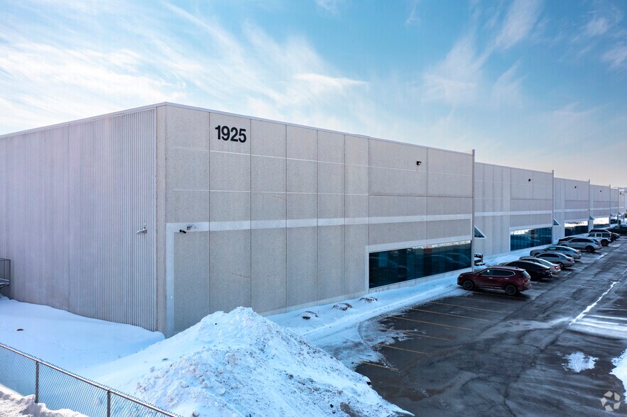 1925 Williams Pky, Brampton, ON à louer - Photo de l’immeuble – Image 3 sur 5
