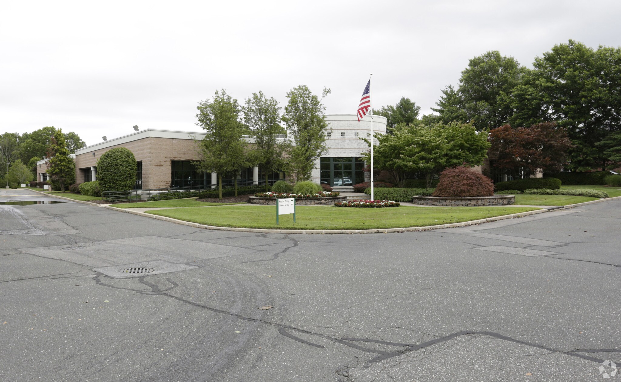 225 Old Country Rd, Melville, NY à louer Photo principale– Image 1 sur 11