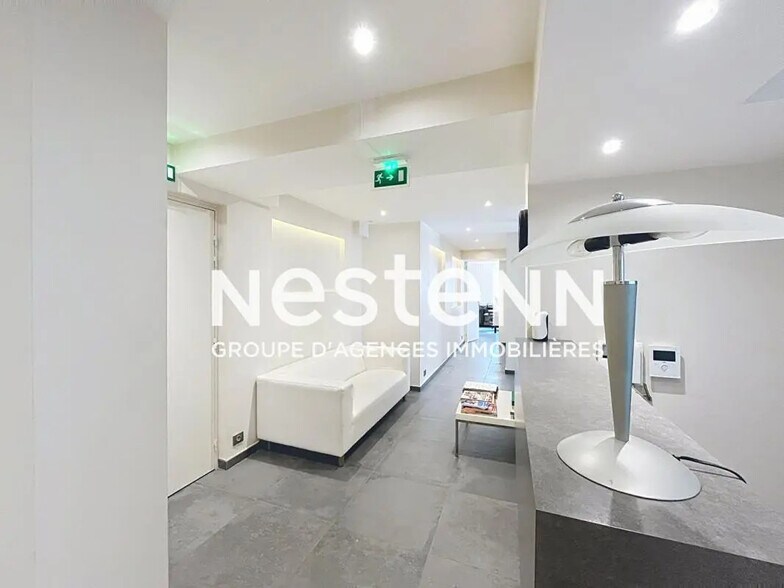 Bureau dans Bron à vendre - Photo de l’immeuble – Image 1 sur 10