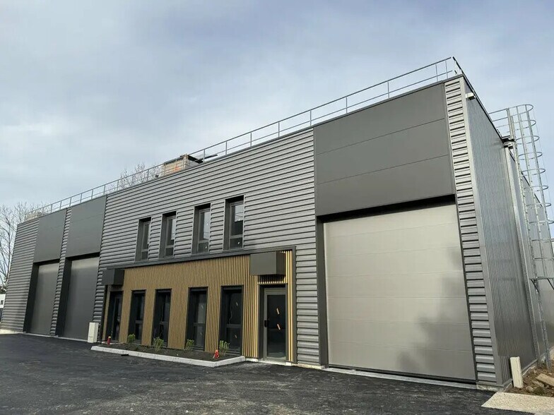 Local d’activités dans Vénissieux à louer - Photo de l’immeuble – Image 1 sur 9