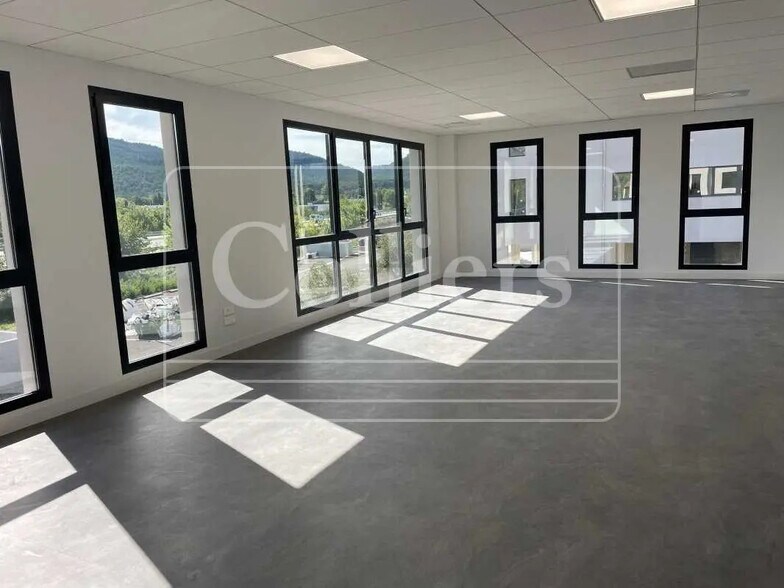 Bureau dans Aubagne à louer - Photo de l’immeuble – Image 1 sur 3