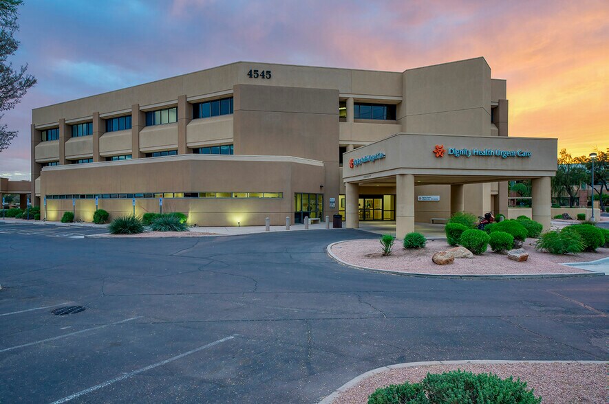 4545 E Chandler Blvd, Phoenix, AZ à louer - Photo principale – Image 1 sur 21