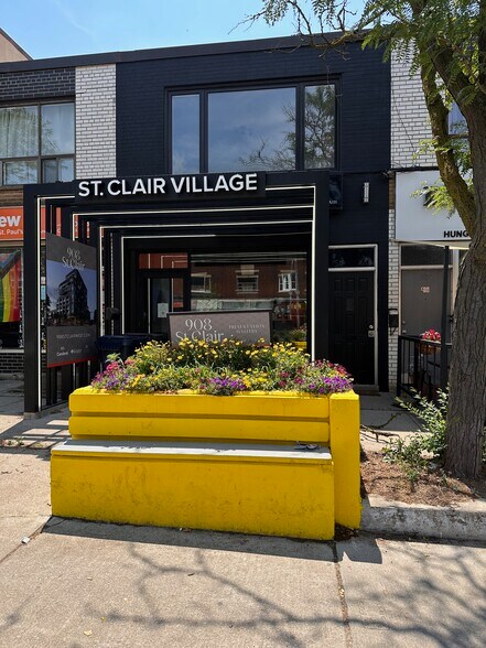 805 St Clair Ave W, Toronto, ON à vendre - Photo de l’immeuble – Image 3 sur 17