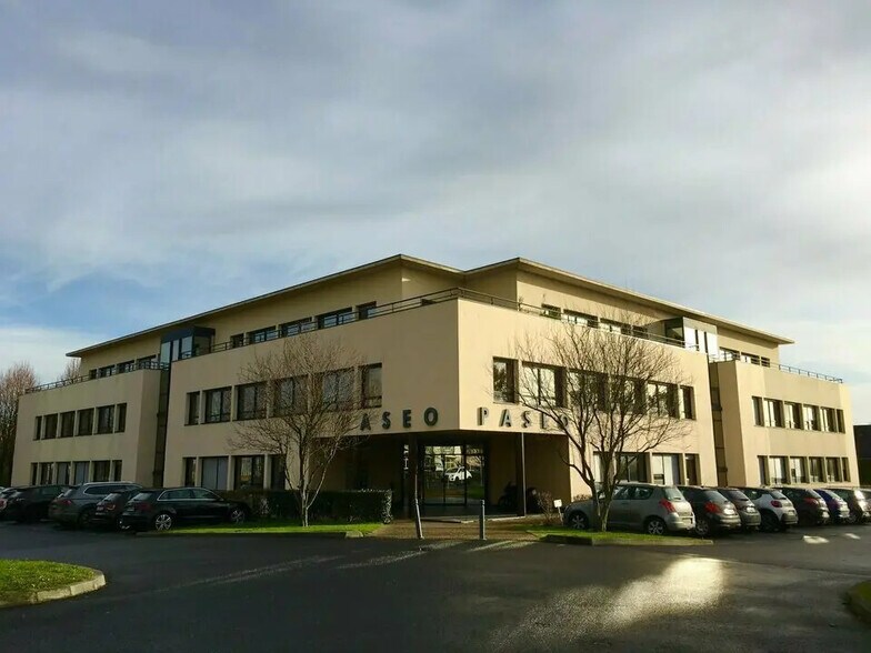 Bureau dans Saint-Contest à louer - Photo de l’immeuble – Image 1 sur 6