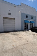 2355 NW 70th Ave, Miami, FL à louer Photo de l’immeuble– Image 2 sur 14