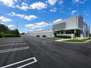 4995 NW 77th Ave, Miami, FL à louer Photo intérieure– Image 2 sur 11