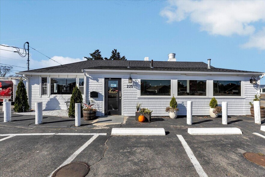 225 Iyannough Rd, Hyannis, MA à vendre - Photo de l’immeuble – Image 3 sur 22