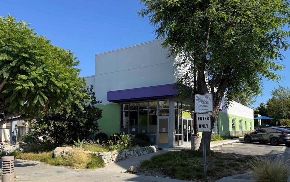 19436 Ventura Blvd, Tarzana, CA à louer - Photo de l’immeuble – Image 1 sur 16