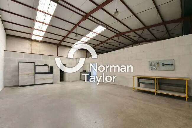 Plus de détails pour Local d'activités à louer