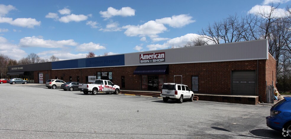 5221-5223 W Market St, Greensboro, NC à louer - Photo de l’immeuble – Image 3 sur 6