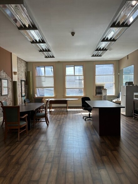 612-618 Columbia St, New Westminster, BC à louer - Photo de l’immeuble – Image 2 sur 8