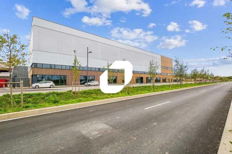 Local d’activités dans Tremblay-en-France à louer - Photo de l’immeuble – Image 3 sur 30