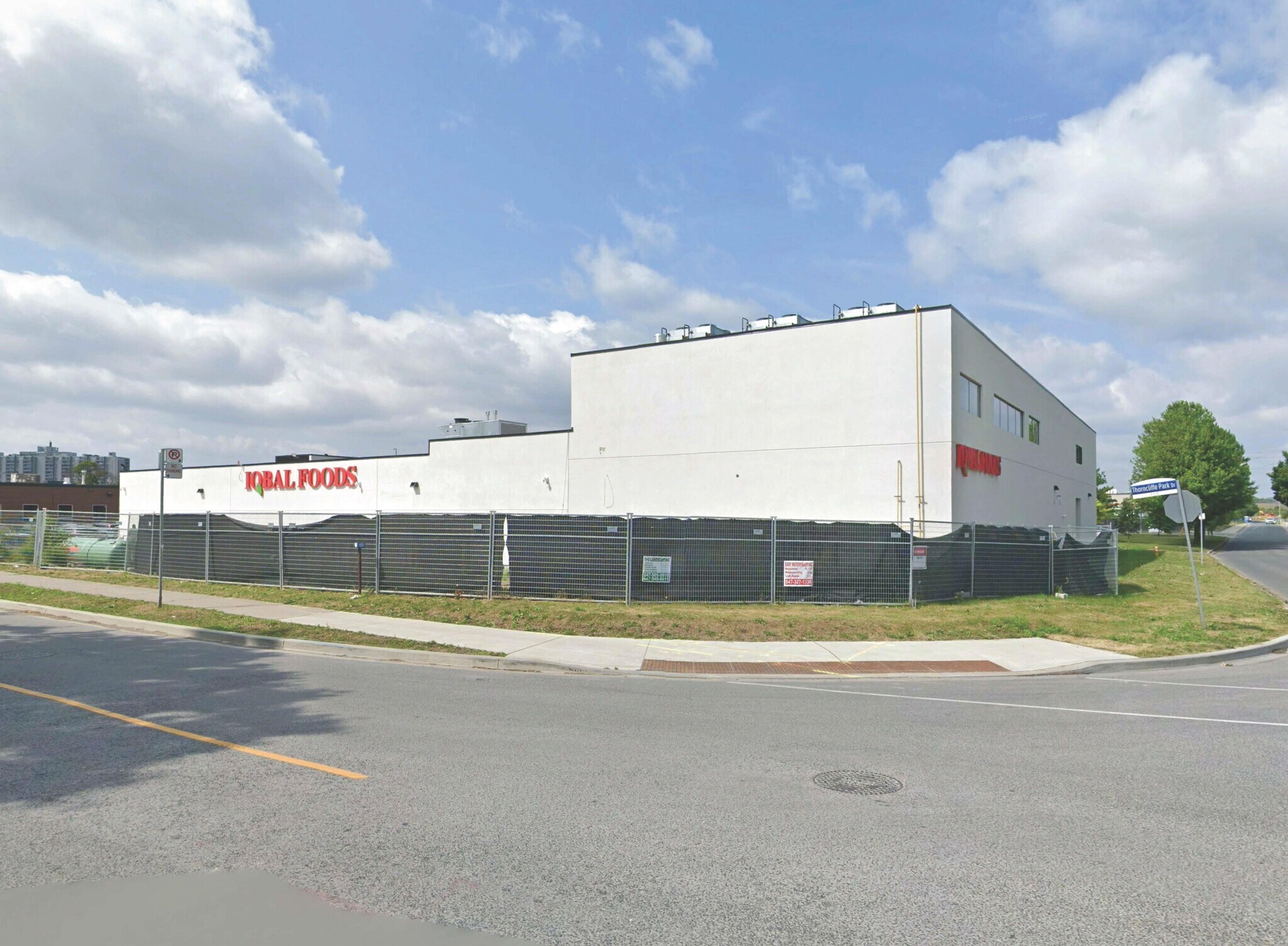 100 Thorncliffe Park Dr, Toronto, ON à louer Photo de l’immeuble– Image 1 sur 4