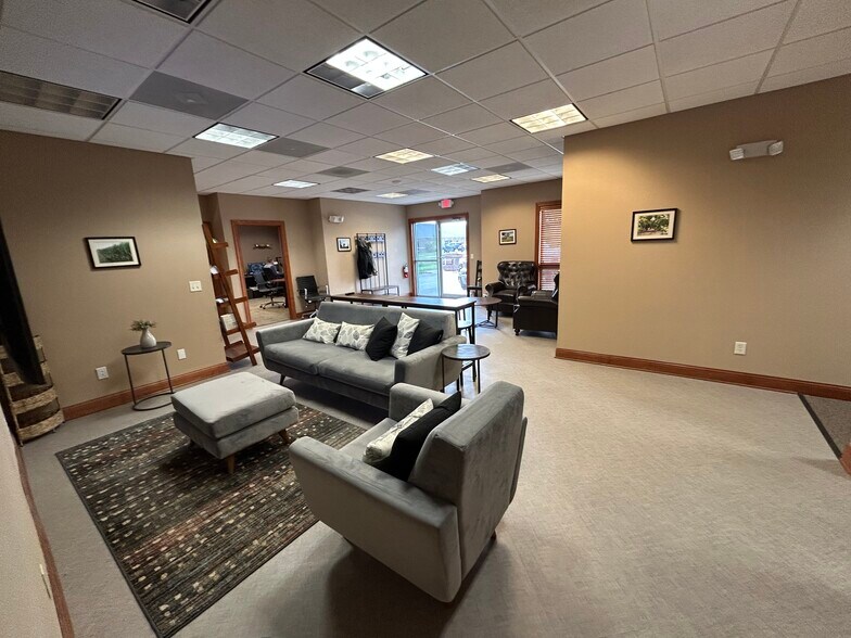1702 Tullamore Ave, Bloomington, IL à louer - Photo de l’immeuble – Image 3 sur 11