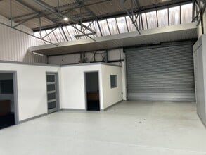 Unit 15a & 15b, M54 Space Centre, Halesfield 8, Madeley à louer Photo intérieure– Image 2 sur 6