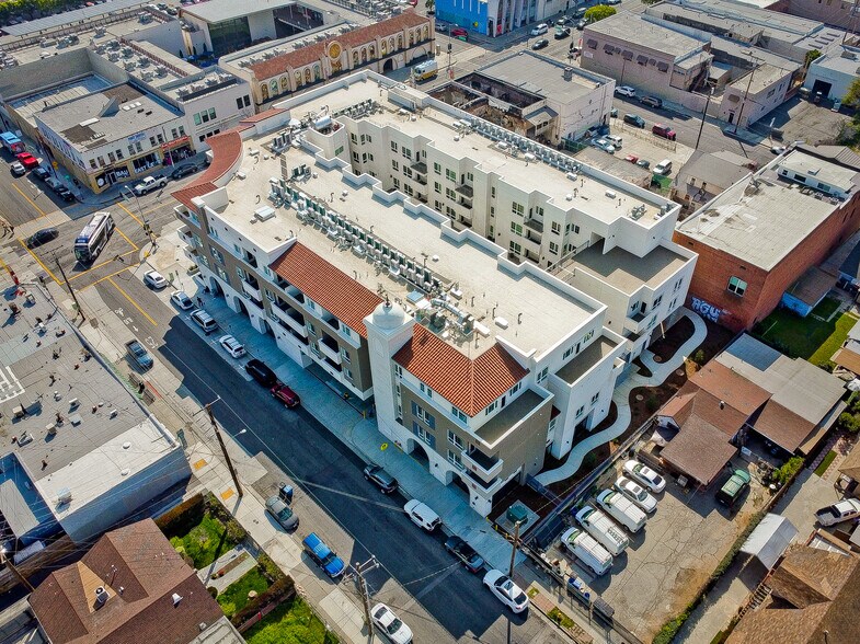 111 N Rowan Ave, Los Angeles, CA à louer - Photo de l’immeuble – Image 2 sur 11