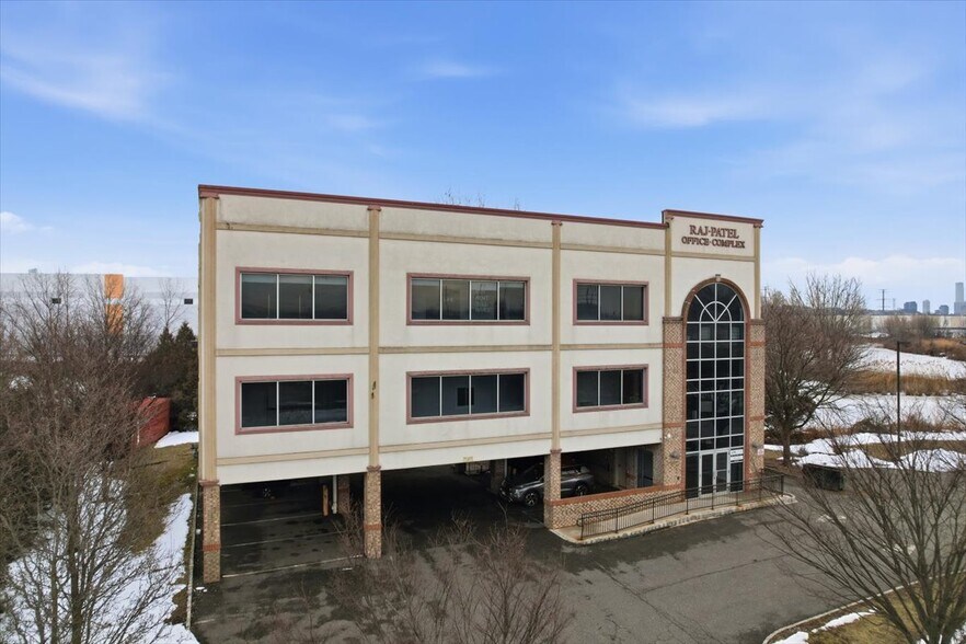 300 Penhorn Ave, Secaucus, NJ à louer - Photo de l’immeuble – Image 1 sur 20