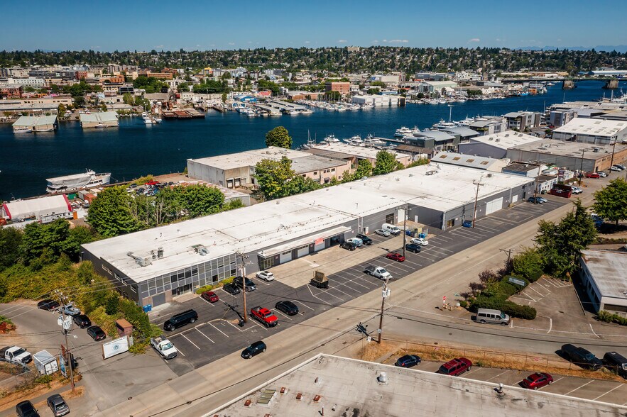 2600 W Commodore Way, Seattle, WA à louer - Photo de l’immeuble – Image 1 sur 8