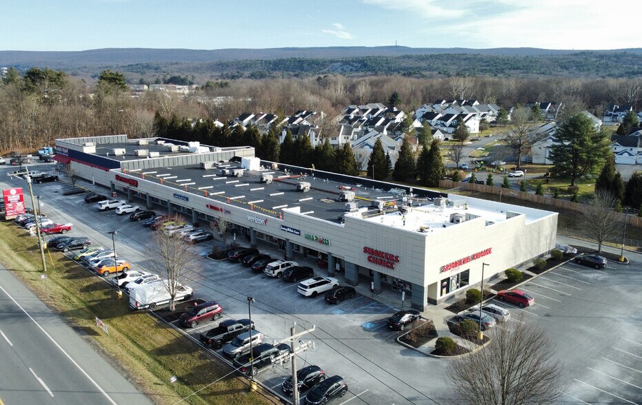 102 Milford Landing Dr, Milford, PA à louer - Photo de l’immeuble – Image 2 sur 2