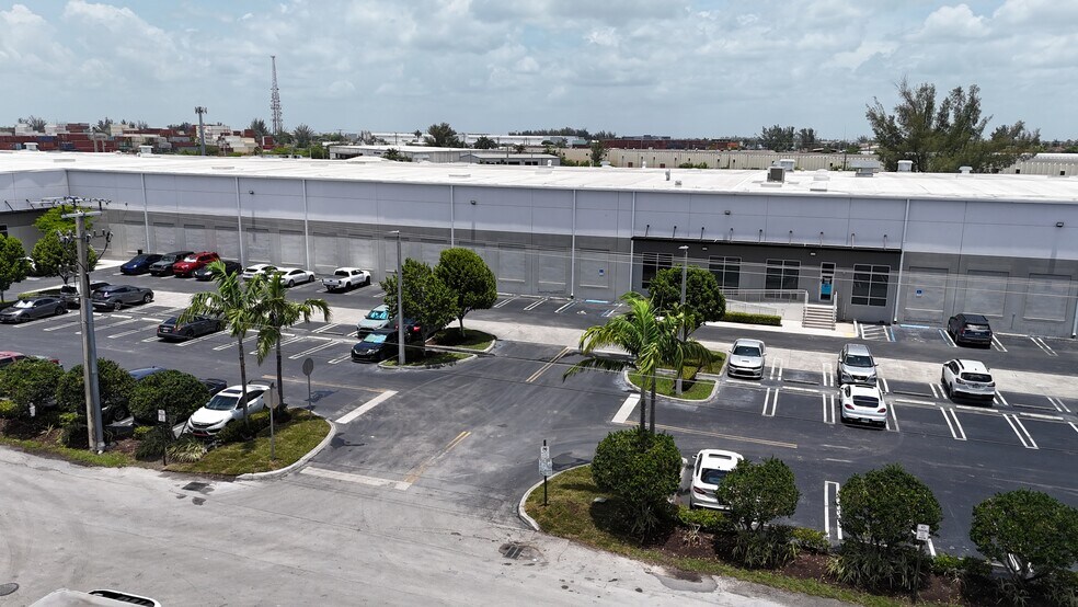 9400 NW 104th St, Medley, FL à louer - Photo de l’immeuble – Image 2 sur 4