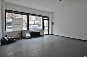 6851 Fresh Pond Rd, Ridgewood, NY à louer Photo intérieure– Image 1 sur 5