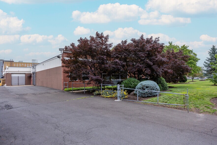 99 Newbold Rd, Fairless Hills, PA à louer - Photo de l’immeuble – Image 2 sur 20