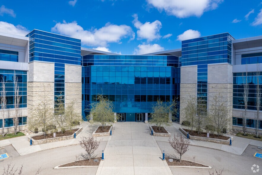 205 Quarry Park Blvd SE, Calgary, AB à louer - Photo de l’immeuble – Image 2 sur 8