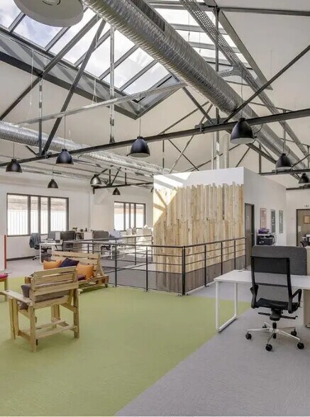 Local d’activités dans Ivry-sur-Seine à louer - Photo de l’immeuble – Image 2 sur 9