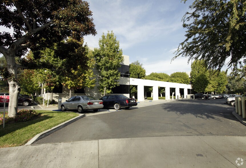 2525 Corporate Pl, Monterey Park, CA à louer - Photo de l’immeuble – Image 3 sur 12