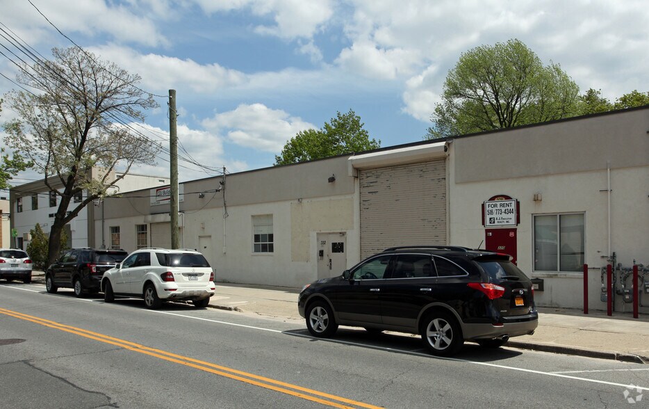 320 Westbury Ave, Carle Place, NY à vendre - Photo principale – Image 1 sur 4
