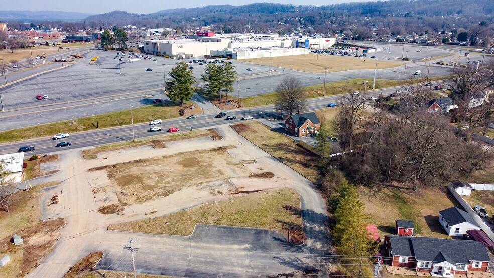 2060 Fort Henry Dr, Kingsport, TN à louer - Photo de l’immeuble – Image 1 sur 17