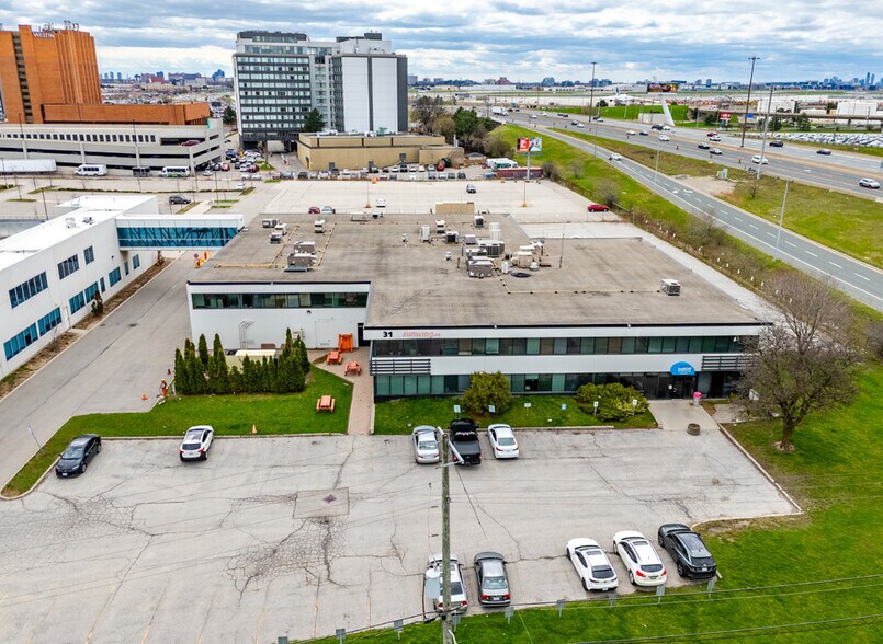 31 Fasken Dr, Toronto, ON à vendre - Photo de l’immeuble – Image 2 sur 17