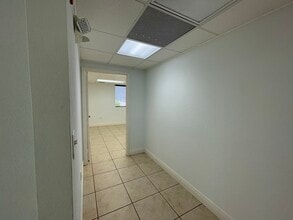 10631 N Kendall Dr, Miami, FL à louer Photo de l’immeuble– Image 2 sur 13