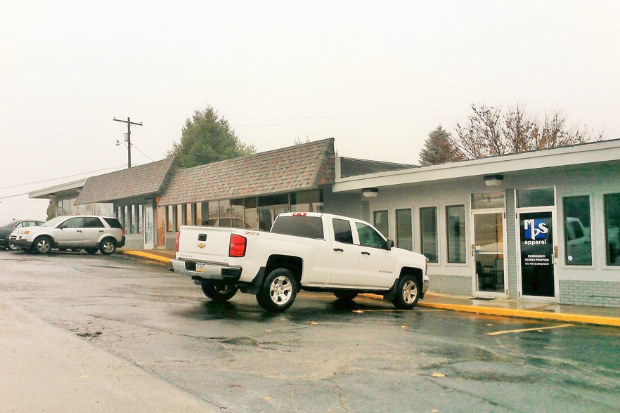 1-6 W Hempfield Ave, Irwin, PA à louer - Photo de l’immeuble – Image 3 sur 12