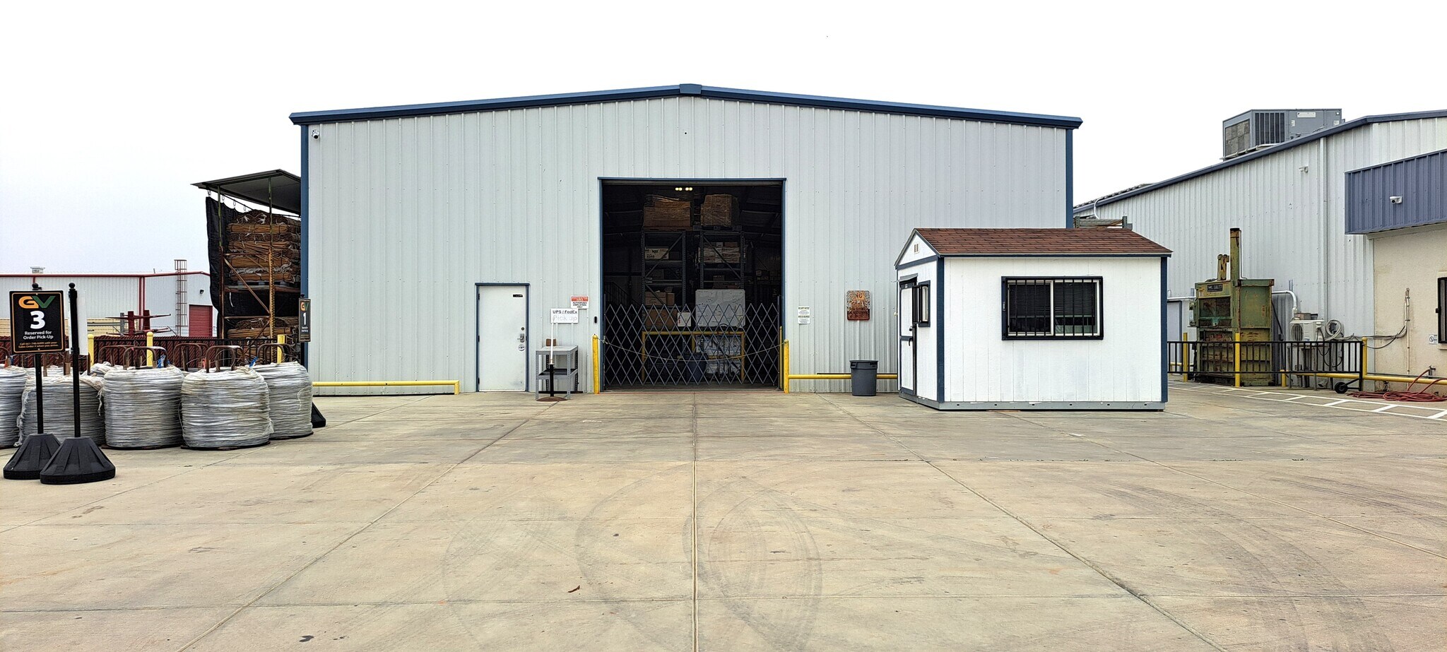 9309 Enos Ln, Bakersfield, CA à louer Photo principale– Image 1 sur 22