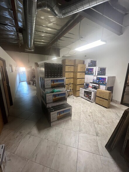 16146 Leadwell St, Van Nuys, CA à louer - Photo de l’immeuble – Image 2 sur 8