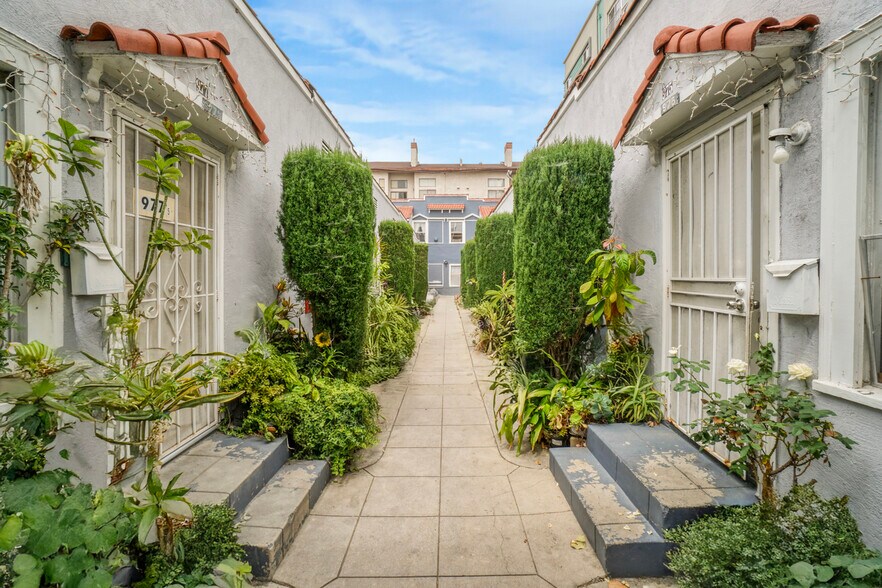 975 S Ardmore Ave, Los Angeles, CA à vendre - Photo de l’immeuble – Image 2 sur 13