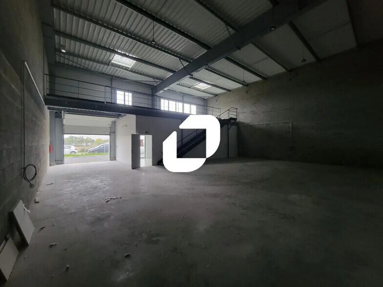 Bureau dans Montbert à louer - Photo de l’immeuble – Image 3 sur 7