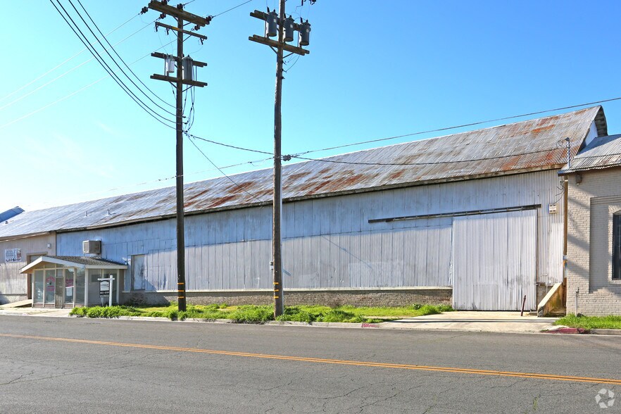 216 N E St, Madera, CA à vendre - Photo principale – Image 1 sur 9