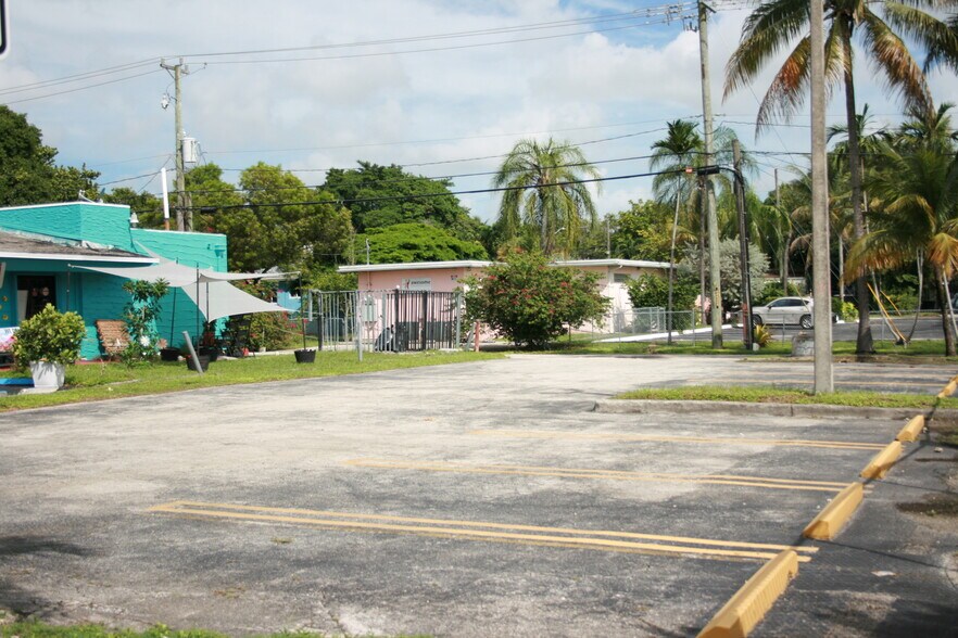 999 NE 125th St, North Miami, FL à louer - Photo de l’immeuble – Image 3 sur 13