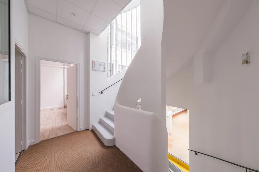 9 Rue Pierre Dupont, Paris à louer - Photo intérieure – Image 3 sur 9