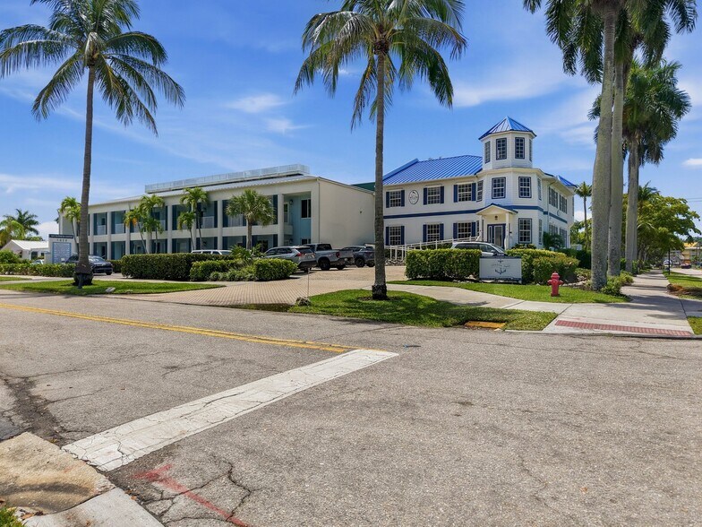 1020 8th Ave S, Naples, FL à vendre - Photo de l’immeuble – Image 2 sur 11