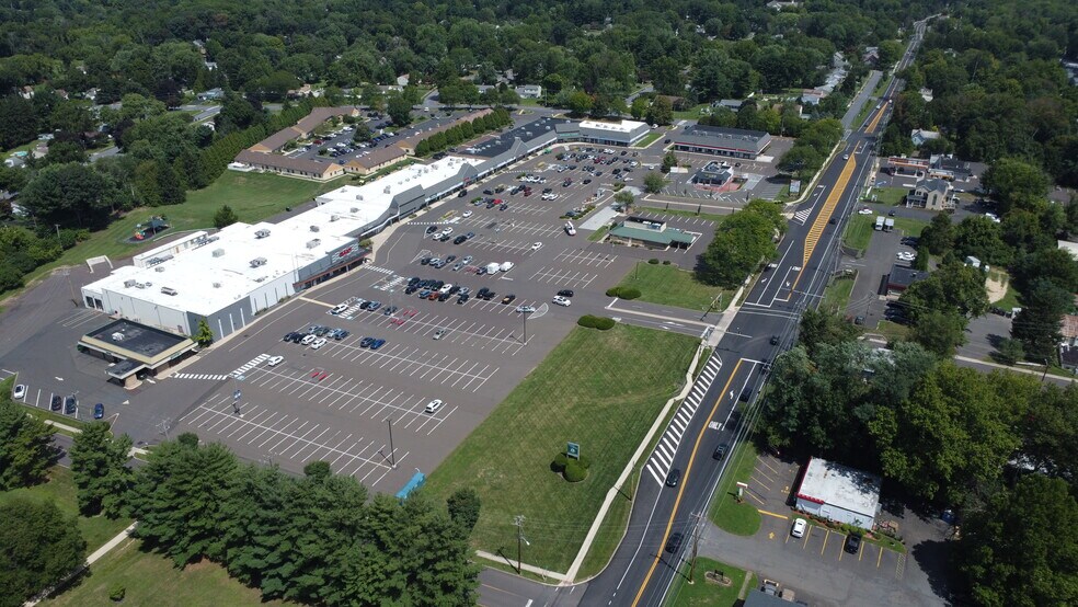 426 Town Ctr, New Britain, PA à louer - Photo de l’immeuble – Image 2 sur 19