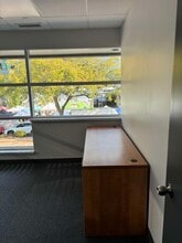 1715 Dickson Av, Kelowna, BC à louer Photo intérieure– Image 2 sur 4