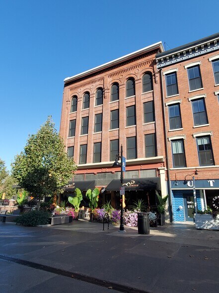126 W Columbia St, Fort Wayne, IN à vendre - Photo de l’immeuble – Image 3 sur 9