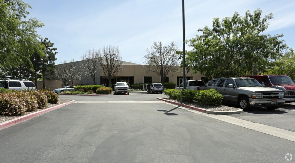 740 E Carnegie Dr, San Bernardino, CA à vendre - Photo de l’immeuble – Image 2 sur 4