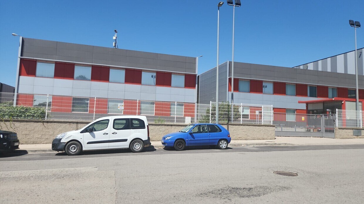 Bureau dans Sant Esteve Sesrovires, Barcelona à louer Photo de l’immeuble– Image 1 sur 5