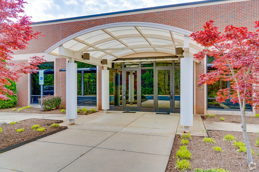 11125 Forest Pines Dr, Raleigh, NC à vendre - Photo de l’immeuble – Image 2 sur 21