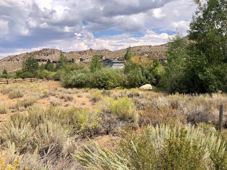36 Sierra Springs Dr, Mammoth Lakes, CA à vendre - Photo de l’immeuble – Image 2 sur 5