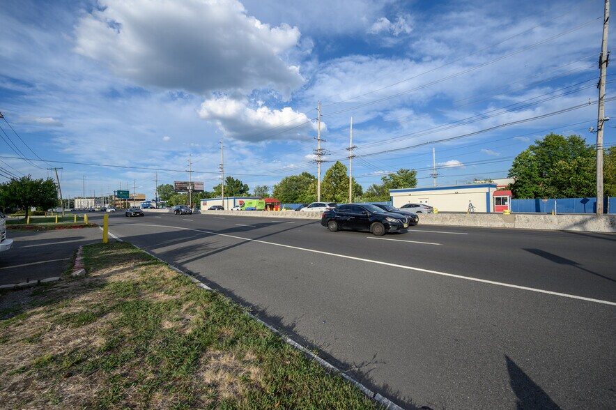 343 State Route 17, Hasbrouck Heights, NJ à vendre - Photo de l’immeuble – Image 2 sur 28